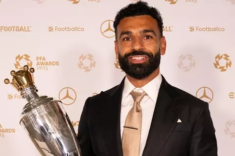 بثلاثية "لاعب الموسم".. محمد صلاح يعادل إنجاز كريستيانو رونالدو